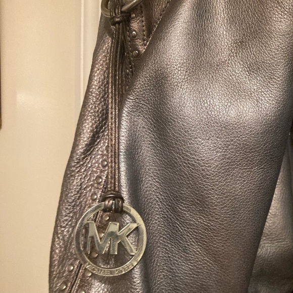 METALLIC SILVER MICHAEL KORS LEATHER studded  HOBO  TOTE SHOULDERBAG - Picture 2 of 6